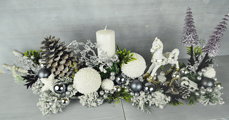 Szary stroik świąteczny z konikiem na biegunach , Dekoracje świąteczne ,  Świeczniki, Dekoracje - dedekor.pl